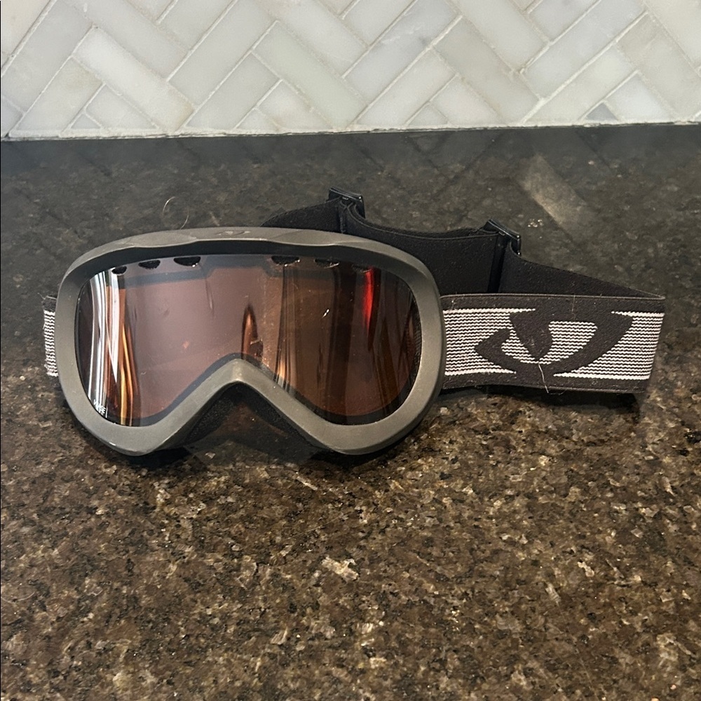 Verse ski snowboarding goggles black adjustable strap